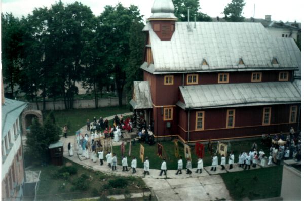  Baranowicze, miasto   (   ). Procesja eucharystyczna wokół kościoła Podwyższenia Krzyża Świętego w Baranowiczach