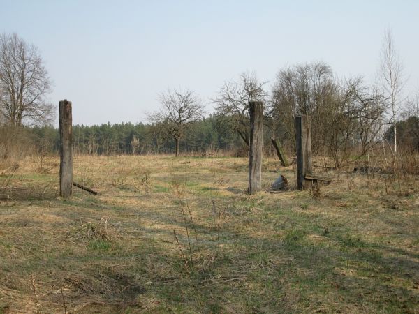 Neriadówka, wieś   (Krasnepolska wołość  ). А на этиз трёх столбах висели ворота и калитка
