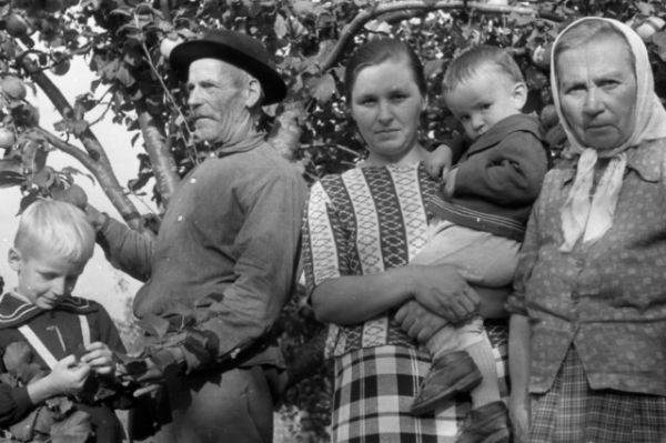  Luszniewo, village (Navamyski rural council). В саду на хуторе я дед Климентий Иванович,мама Раиса Семеновна Ковалевская,брат Владимир и бабушка Мария Ефимовна