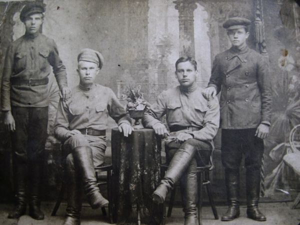  Luszniewo, village (Navamyski rural council). Третий слева  Климентий Иванович -гражданская война 1920 г Урал.м Куваши