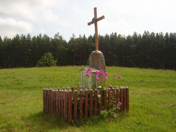  Skrejczany, wieś   (Dziewieniszki gmina wiejska  ). krzyż na skraju wsi