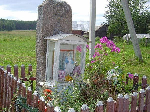  Skrejczany, wieś   (Dziewieniszki gmina wiejska  ). figurka przy krzyżu
