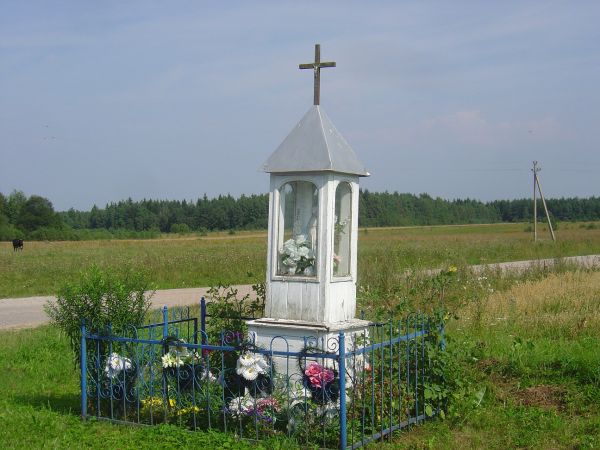  Urlańce, wieś (Dziewieniszki gmina wiejska). Figurka na rozdrożu.Niestety nie ma już cudnego krzyża z pięknym, drewnianym różańcem.Szkoda...