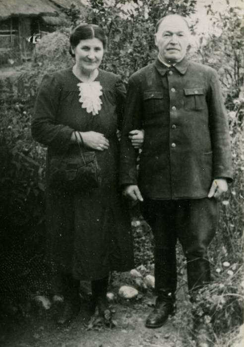  Заполле, вёска (Верцялішкаўскі сельсавет). CYPLA Stanisław i jego żona Ewa z domu BYLCZYŃSKA (przed domem we wsi Zapole)
